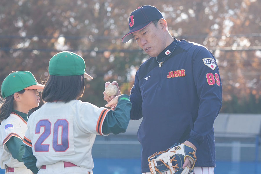 「NXグループ×侍ジャパン野球教室」に参加した侍ジャパン・井端弘和監督【写真：荒川祐史】