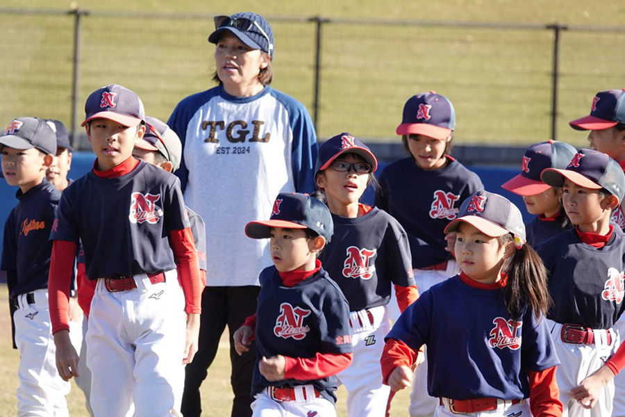 野球教室で指導を行う三科真澄さん（中央）【写真：橋本健吾】