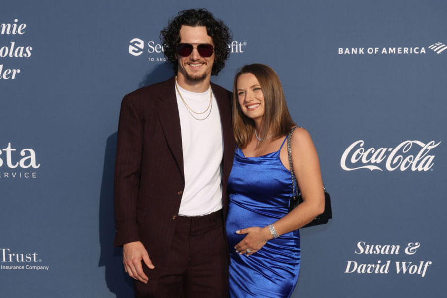 アウトマン（左）と妻のダーシャさん【写真：Getty Images】