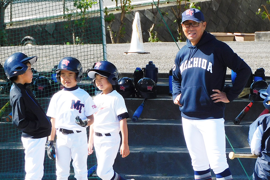 町田玉川学園少年野球クラブの菊池拓平代表（右）【写真：間淳】