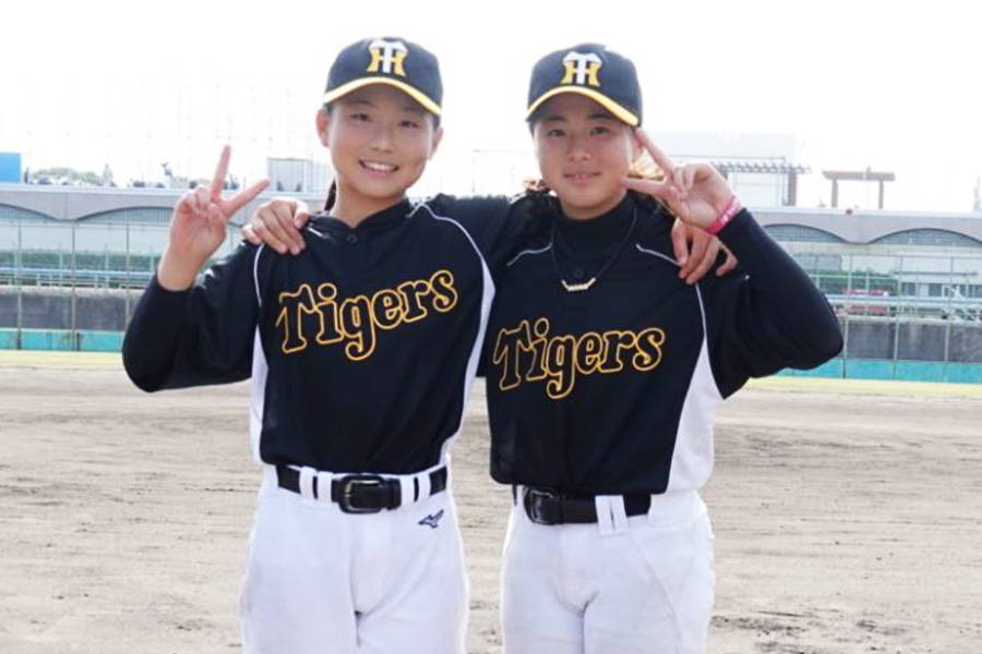 阪神ジュニアの福家一花（左）と神田莉湖【写真：橋本健吾】