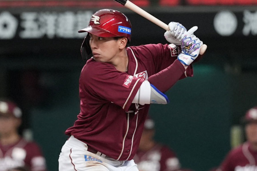 楽天・小郷裕哉【写真：小林靖】