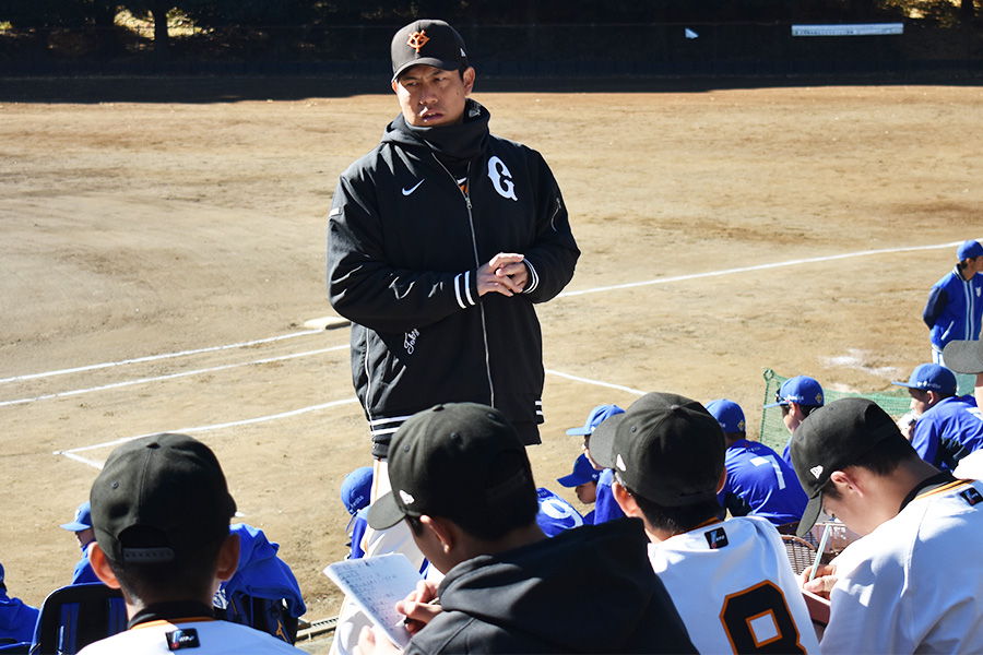 西村健太朗監督の言葉を野球ノートに記す選手たち【写真：高橋幸司】