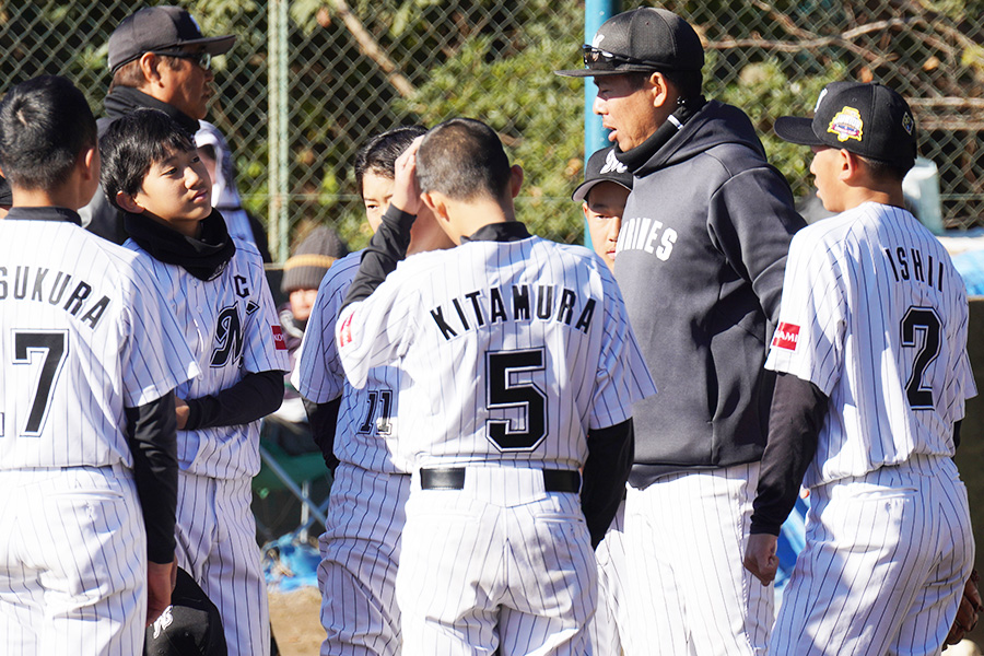 千葉ロッテジュニアの塀内久雄監督（右から2人目）【写真：上野明洸】