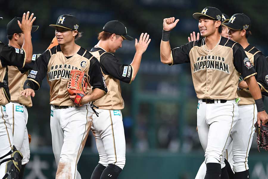 日本ハム時代の大田泰示（右）と西川遥輝【写真提供：産経新聞社】