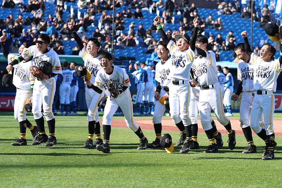 15年ぶり2度目の優勝を決めたソフトバンクジュニア【写真：加治屋友輝】