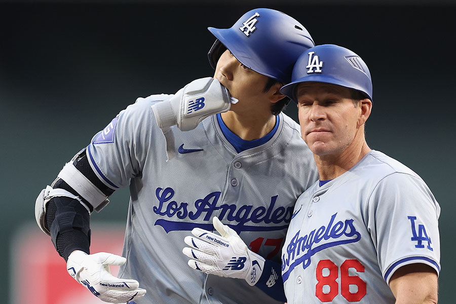 ドジャース・大谷翔平（左）と「ヘッド・バンプ」を行うクレイトン・マッカラー氏【写真：Getty Images】