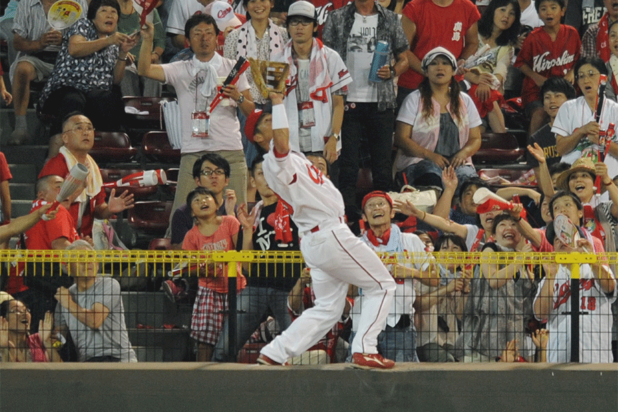 HRキャッチをする広島時代の天谷宗一郎氏【写真提供：産経新聞社】