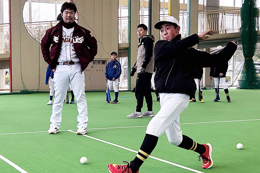 野球教室で指導を行う楽天・島内（左）【写真：間淳】