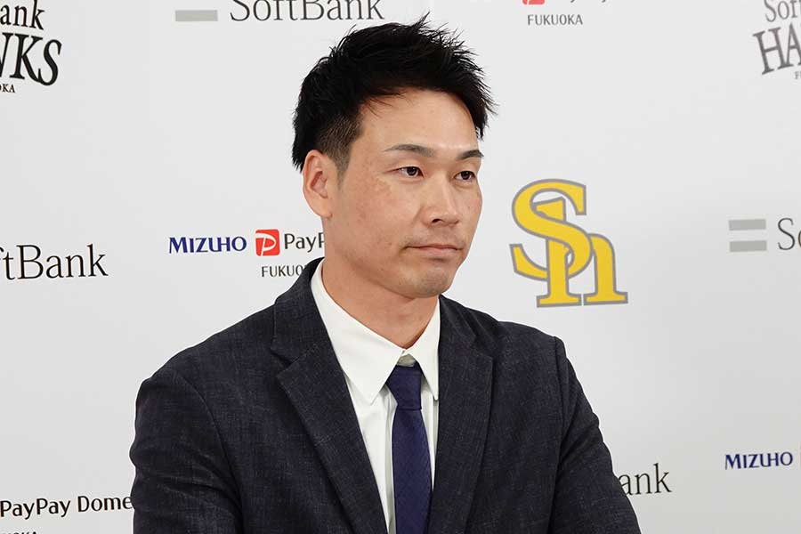 契約更改後、会見に臨んだソフトバンク・武田翔太【写真：竹村岳】