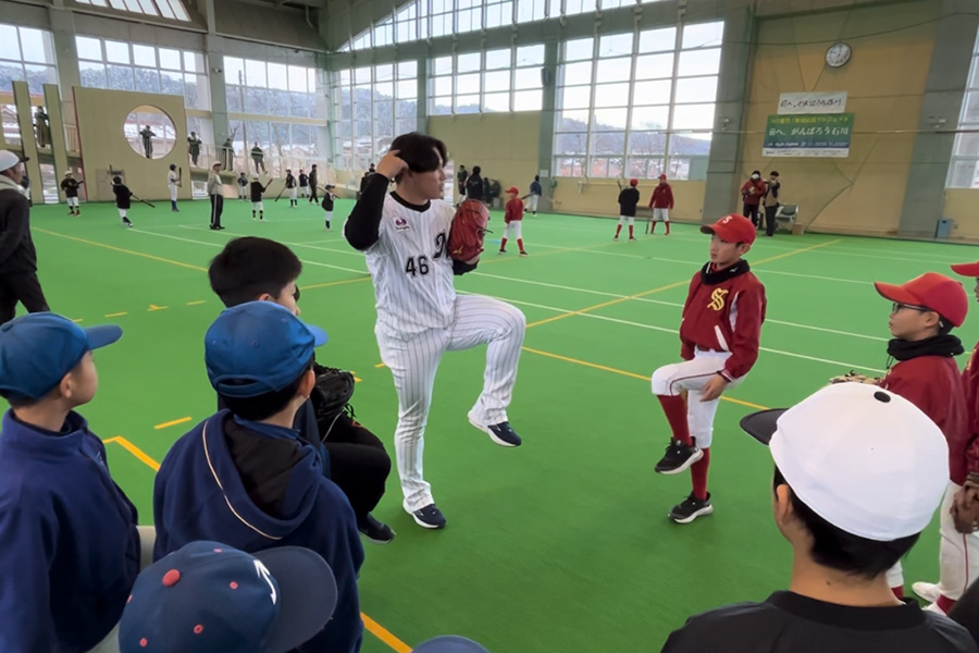 小学生に体重移動のコツを伝える岩下【写真：間淳】