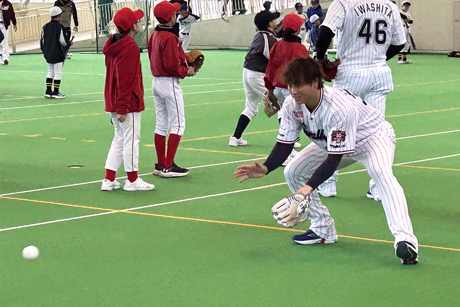 ゴロ捕球を実演する北村【写真：間淳】