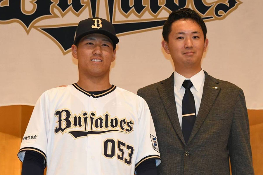 オリックス・上原堆我（左）と岡崎大輔スカウト【写真：北野正樹】