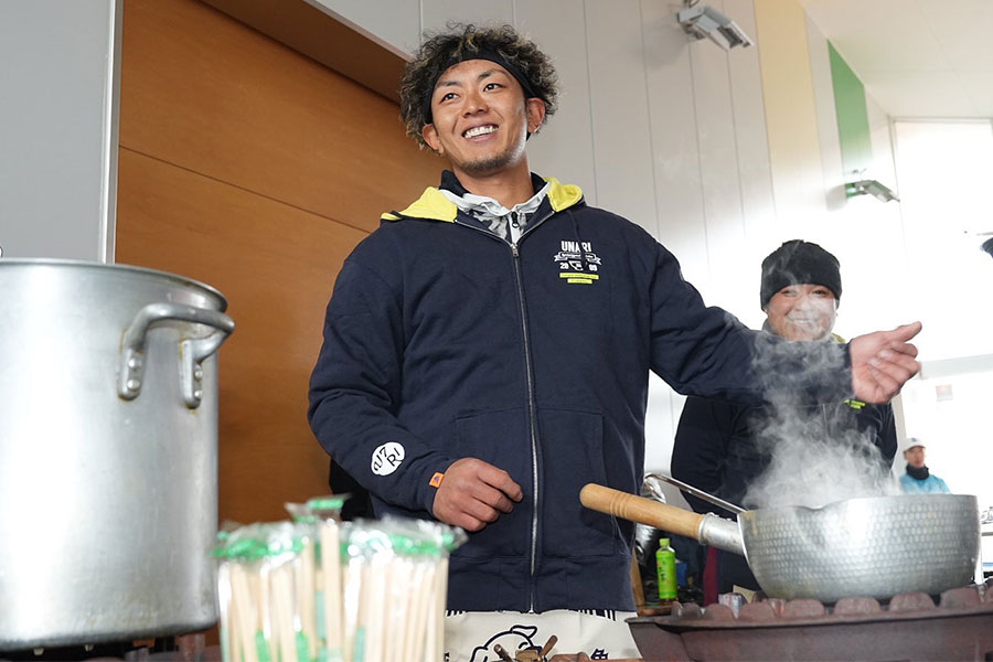 自主トレでラーメンを振舞うソフトバンク・今宮健太【写真：冨田成美】