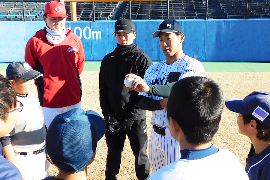 野球教室で指導するくふうハヤテ・池谷蒼大ら静岡出身選手たち【写真：間淳】