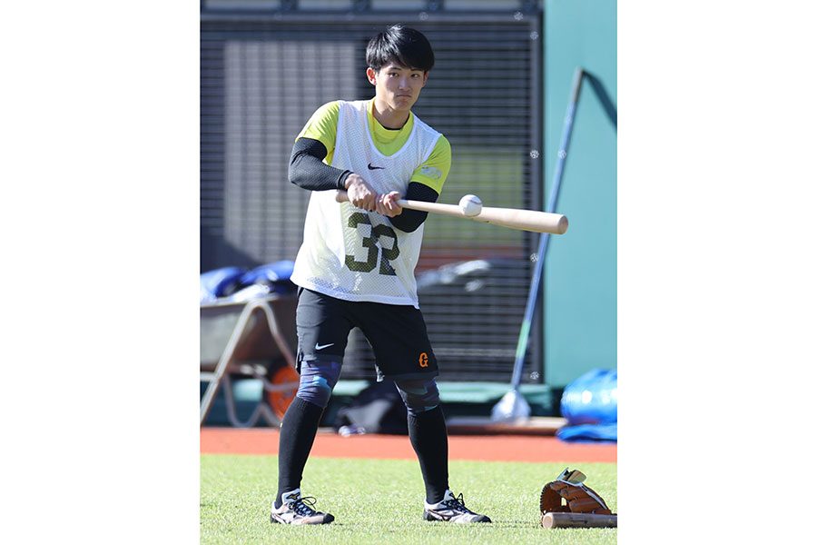 自主トレで汗を流す巨人・浦田俊輔【写真提供：産経新聞社】