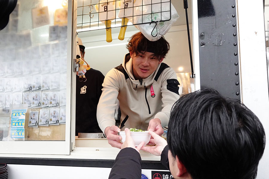 うどんを振る舞うソフトバンク・牧原大成【写真：竹村岳】