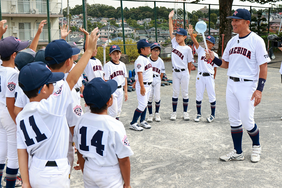 ひしゃくシャドーを解説する菊池拓平監督【写真：伊藤賢汰】