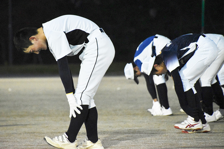 長座体前屈の形に近づきながら歩く練習【写真：川浪康太郎】