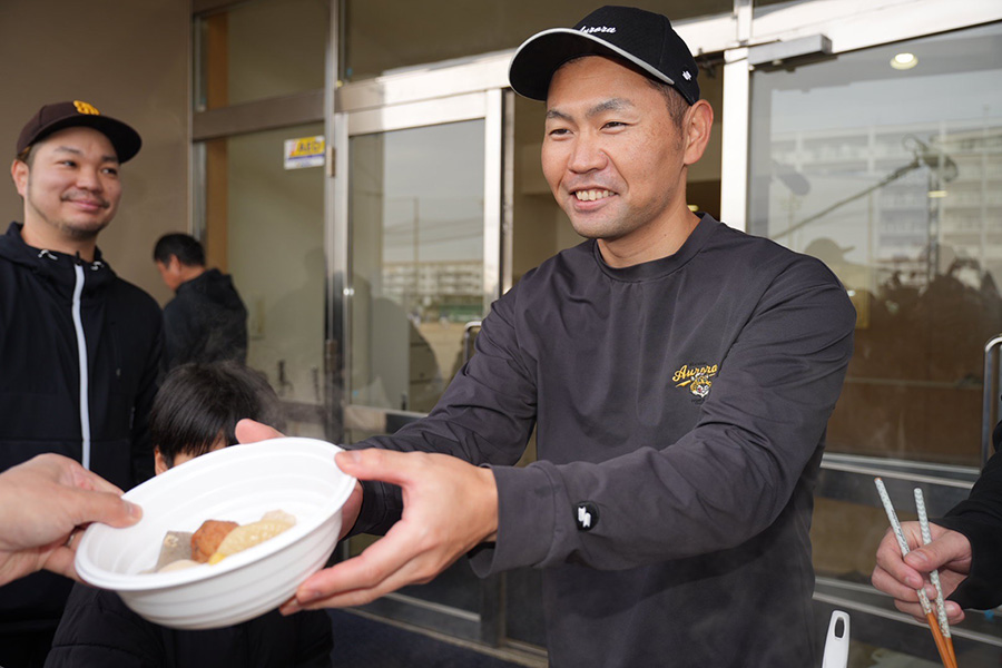 報道陣におでんをふるまったソフトバンク・中村晃【写真：冨田成美】