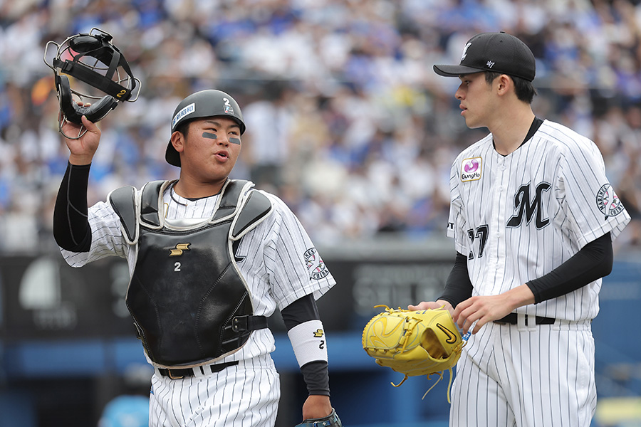 ドジャース入りした佐々木朗希（右）とロッテ・松川虎生【写真提供：産経新聞社】