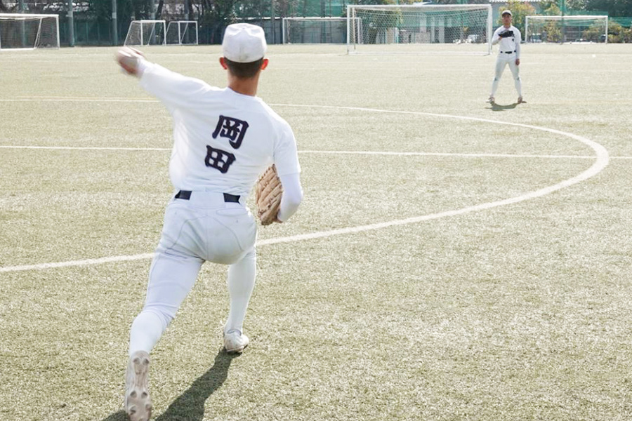 報徳学園投手陣のキャッチボールの様子【写真：橋本健吾】