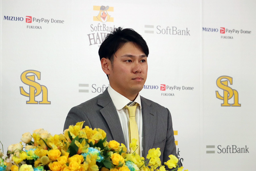 入団会見を行ったソフトバンク・伊藤優輔【写真：飯田航平】