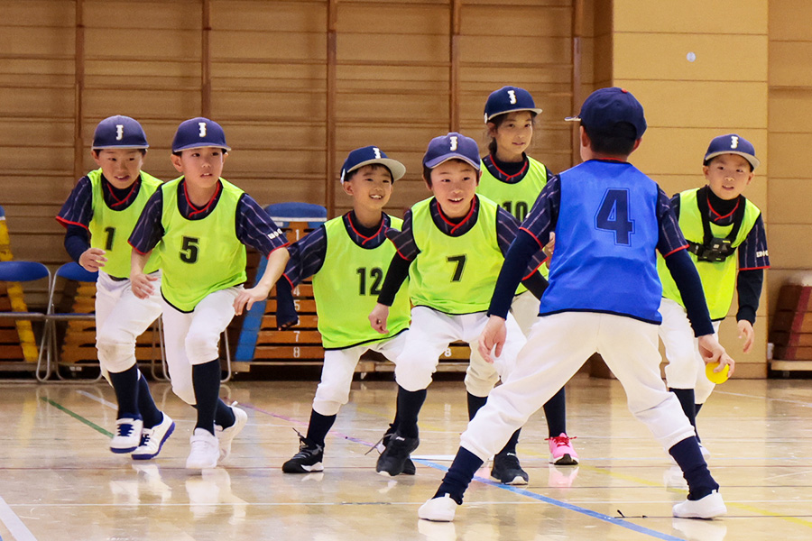 野球の判断力につながる“鬼ごっこ”に取り組む子たち【写真：伊藤賢汰】