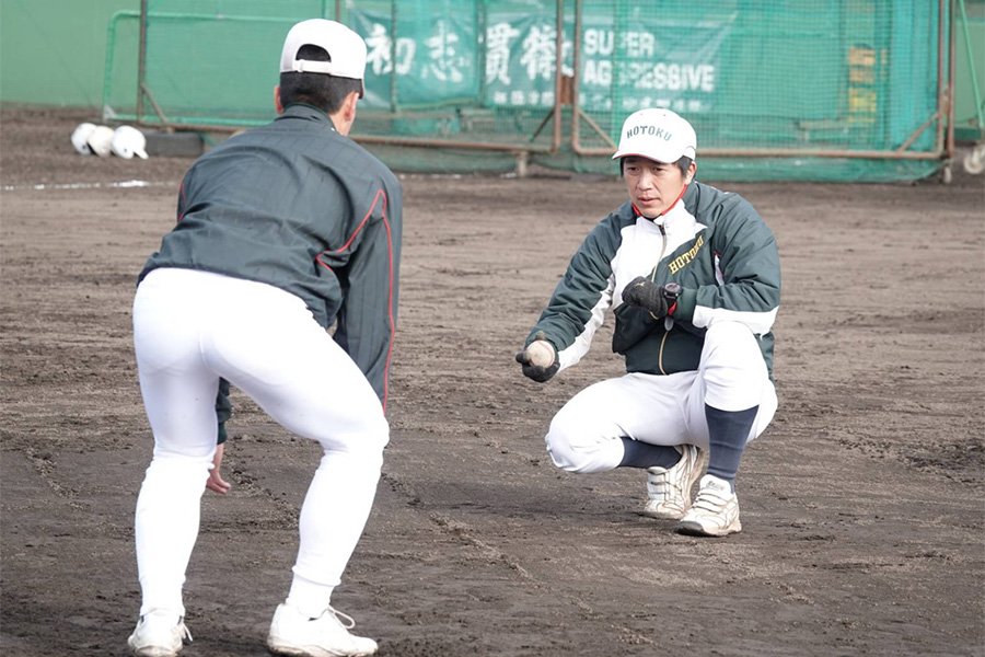 報徳学園の守備練習の様子【写真：橋本健吾】