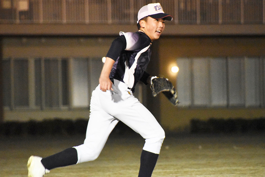 東朋中軟式野球部の須賀隆翔主将【写真：川浪康太郎】