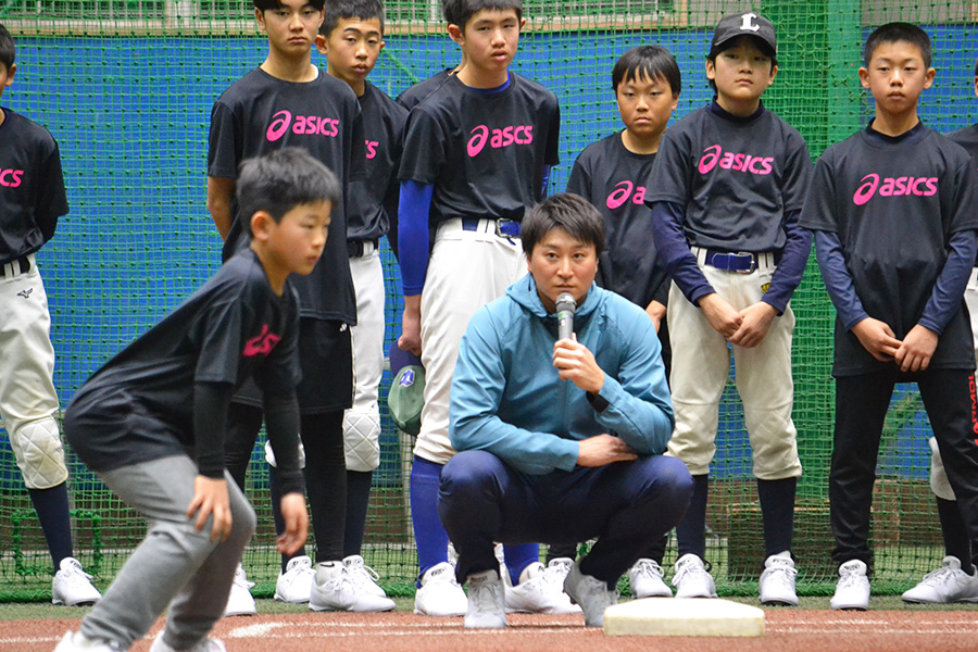 野球教室で指導した元西武・金子侑司氏【写真：佐々木亨】