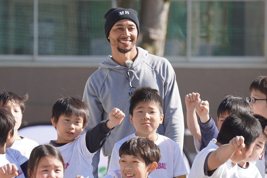 東京・大田区の小学校にサプライズ訪問したドジャースのムーキー・ベッツ【写真：上野明洸】