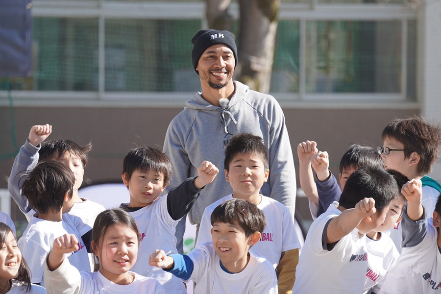 小学校を訪問したドジャースのムーキー・ベッツ【写真：上野明洸】