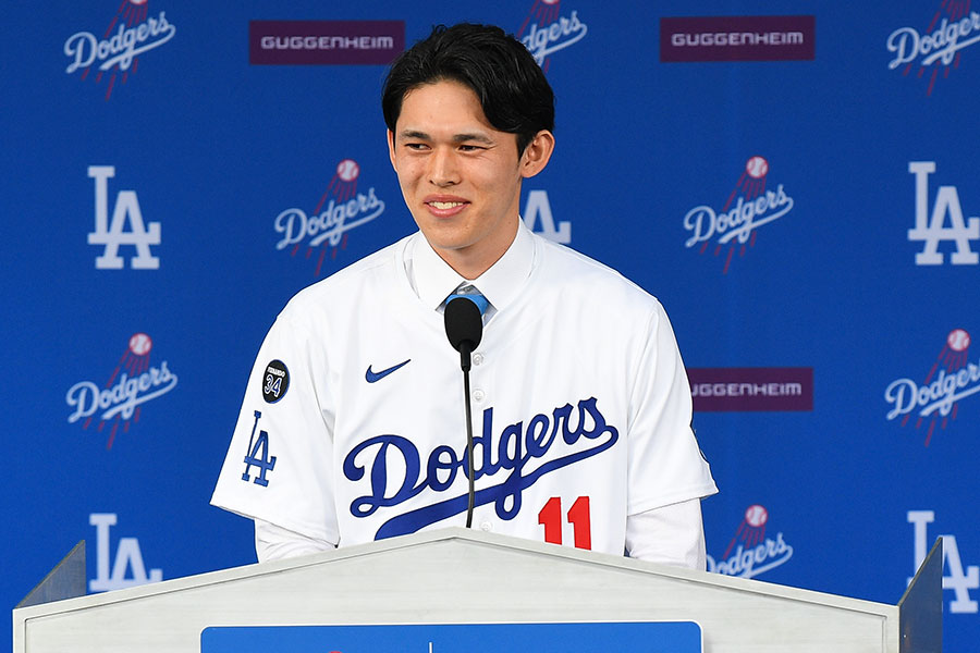 入団会見に臨んだドジャース・佐々木朗希【写真：Getty Images】