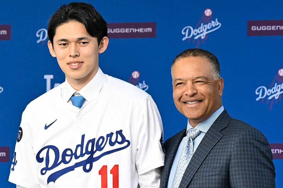 入団会見に臨んだドジャース・佐々木朗希（左）とデーブ・ロバーツ監督【写真：Getty Images】