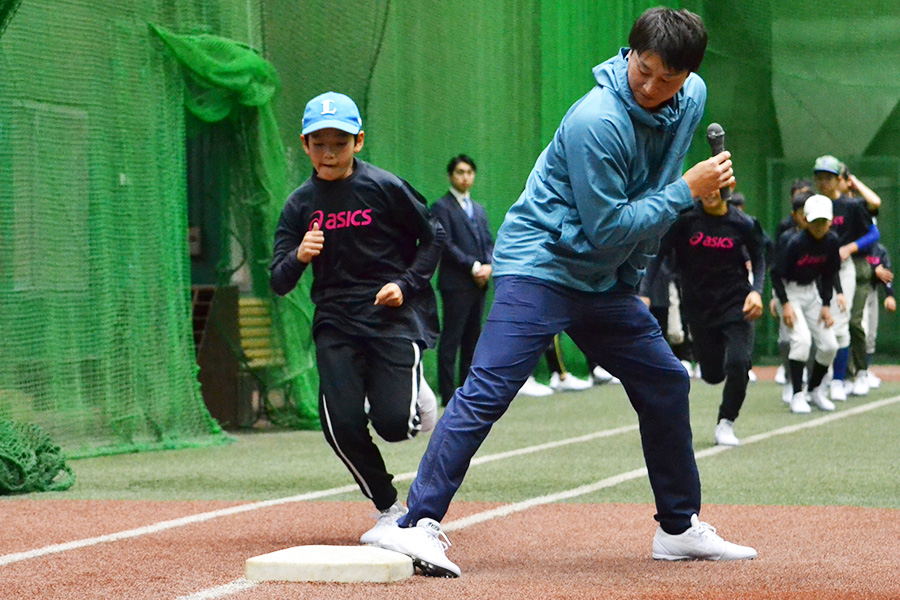 野球教室で指導した元西武・金子侑司氏【写真：佐々木亨】