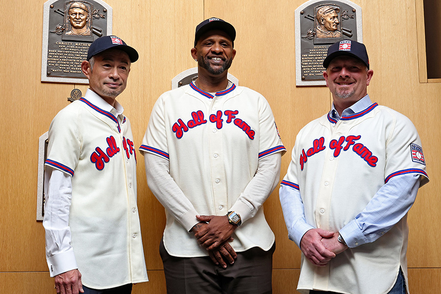 米殿堂入りの会見に臨んだイチロー氏（左）【写真：Getty Images】