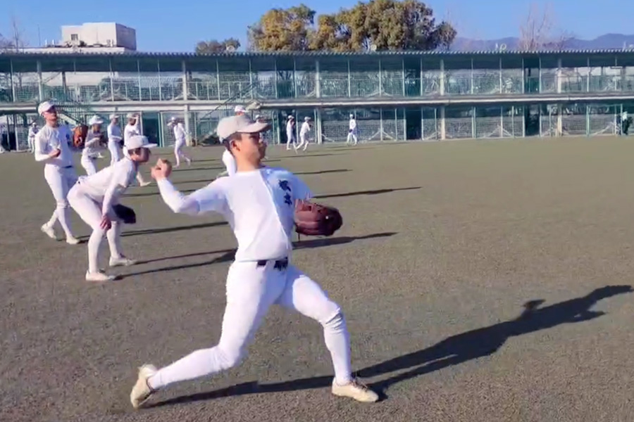 報徳学園の野手陣のキャッチボールの様子【写真：編集部】