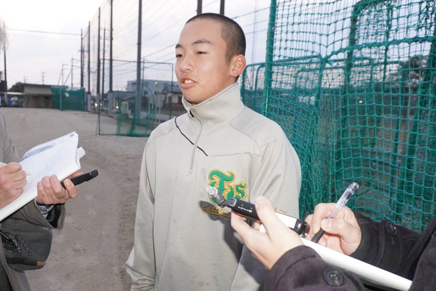 取材に応じるつくば秀英・吉田侑真主将【写真：尾辻剛】