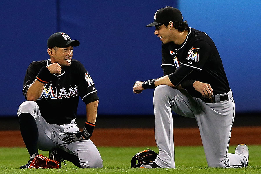 マーリンズ時代のイチロー氏（左）とクリスチャン・イエリッチ【写真：Getty Images】