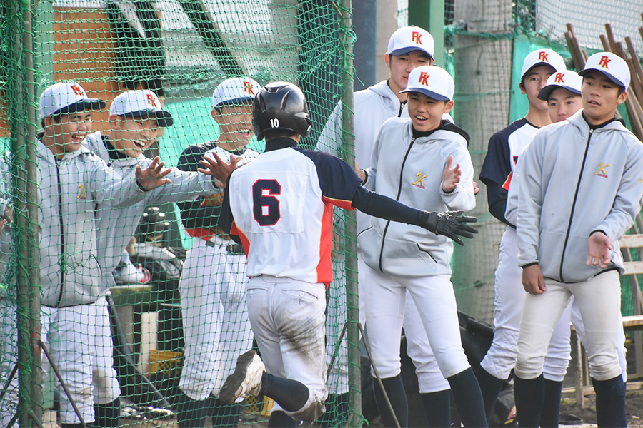 硬式チーム相手に善戦した福島球友会の選手たち【写真：川浪康太郎】