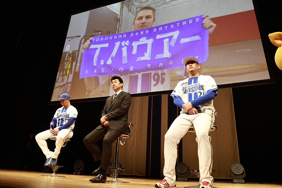 DeNAに復帰したトレバー・バウアーのメッセージを見守る三浦大輔監督（中央）【写真：小池義弘】