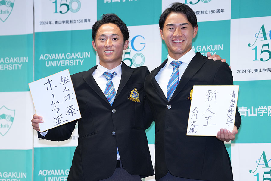 広島・佐々木泰（左）とロッテ・西川史礁【写真：イワモトアキト】