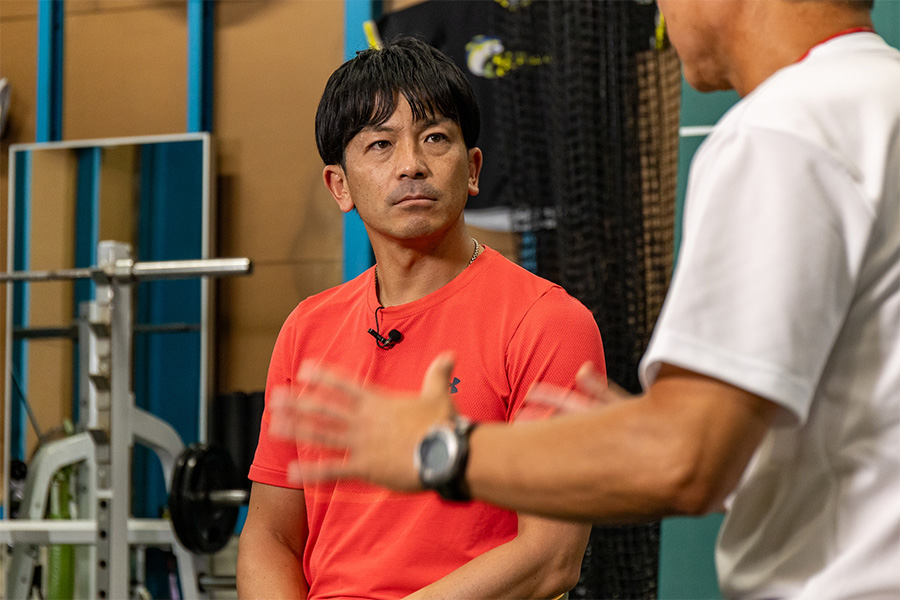 野球育成の“先輩”辻監督の話に聞き入る松田氏【写真：伊藤賢汰】