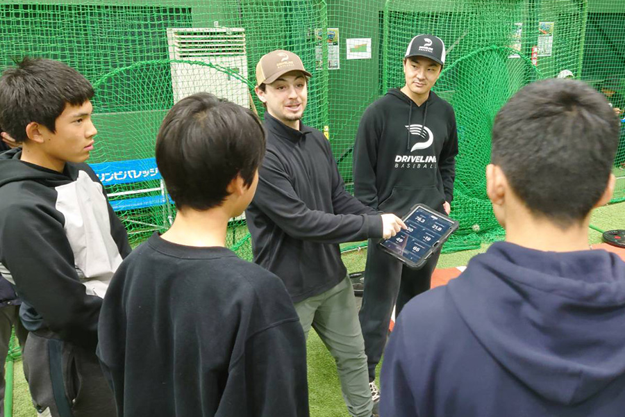 ドライブラインのスタッフから指導を受ける中学生たち【写真：佐々木亨】