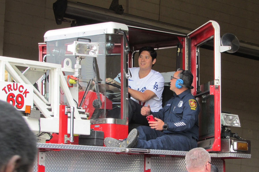 消防車の運転に挑戦したドジャース・大谷翔平【写真：代表撮影】