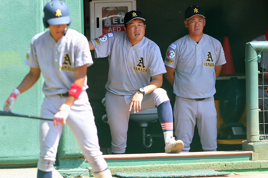 青森山田シニアの中條純監督（中央）【写真：加治屋友輝】