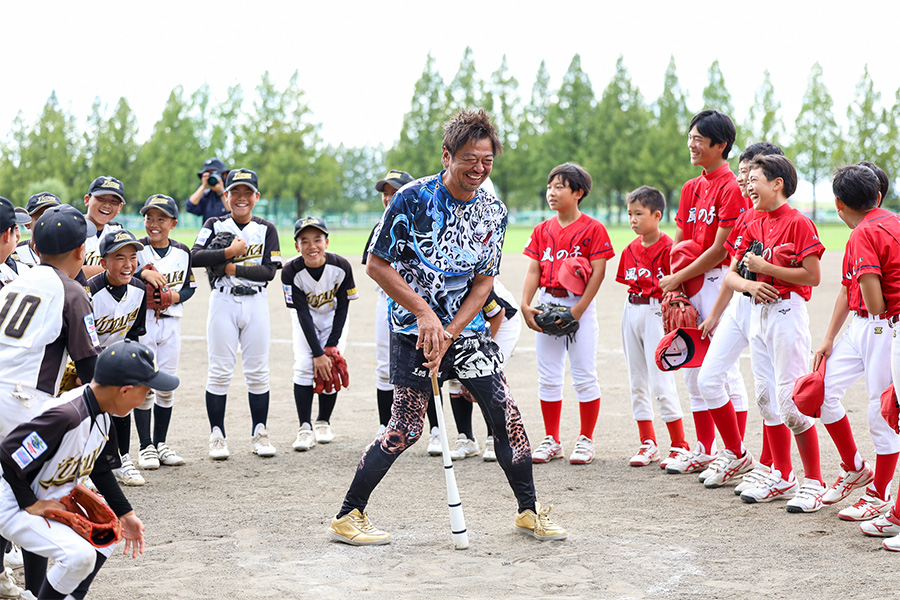 「豹柄を着た熱い人がいたな、と思い出してくれれば」と笑う【写真：加治屋友輝】