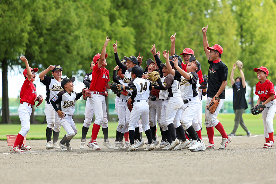 約1時間かけてノックを完成させ盛り上がる選手たち【写真：加治屋友輝】