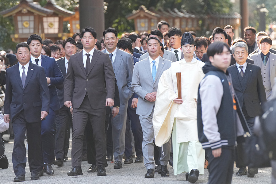 宮崎神宮を参拝した巨人ナイン【写真提供：産経新聞社】